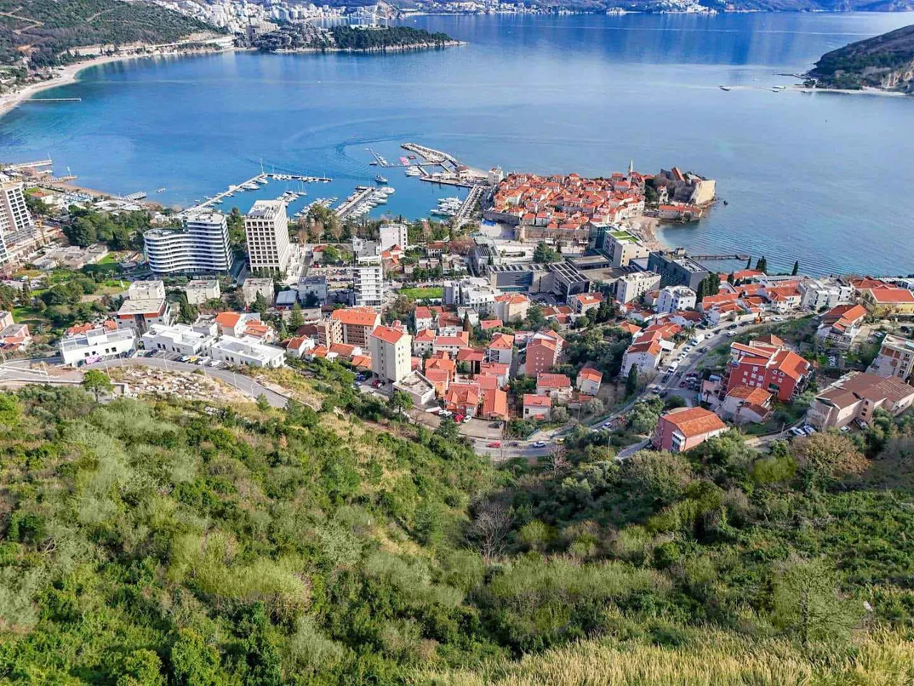 Grundstück in Budva mit einem fertigen Konzeptprojekt